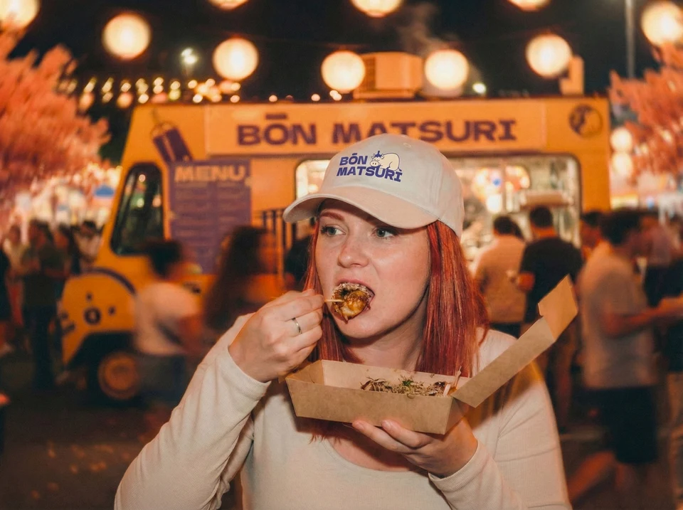 Cliente découvrant un plat Bon Matsuri